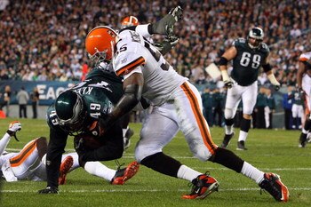 PHILADELPHIA - DECEMBER 15:  Willie McGinest #55 of the Cleveland Browns tackles Dan Klecko #49 of the Philadelphia Eagles on December 15, 2008 at Lincoln Financial Field in Philadelphia, Pennsylvania.  (Photo by Jim McIsaac/Getty Images)