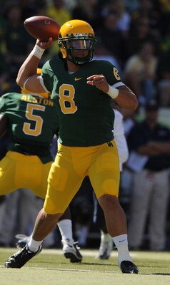 EUGENE, OR - SEPTEMBER 26: Jeremiah Masoli #8 of the Oregon Ducks sets to throw a pass in the second quarter of the game against the California Bears at Autzen Stadium on September 26, 2009 in Eugene, Oregon.. The Ducks upset the Bears 42-3. (Photo by Ste