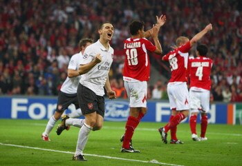 LIEGE, BELGIUM - SEPTEMBER 16:  Thomas Vermaelen of Arsenal celebrates his goal during the UEFA Champions League Group H match between Standard Liege and Arsenal at the Sclessin Stadium on September 16, 2009 in Liege, Belgium.  (Photo by Jamie McDonald/Ge