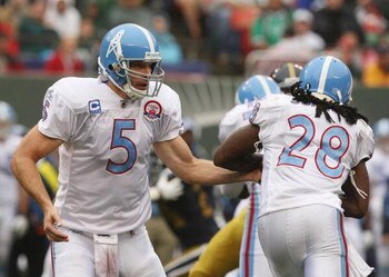 EAST RUTHERFORD, NJ - SEPTEMBER 27:  Kerry Collins #5 hands off to Chris Johnson #28 of The Tennessee Titans in action against the New York Jets during their game on September 27, 2009 at Giants Stadium in East Rutherford, New Jersey.  (Photo by Al Bello/