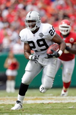KANSAS CITY, MO - SEPTEMBER 20:  Michael Bush #29 of the Oakland Raiders carries the ball during the game against the Kansas City Chiefs at Arrowhead Stadium on September 20, 2009 in Kansas City, Missouri. (Photo by Jamie Squire/Getty Images)