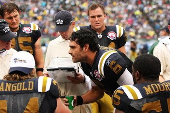EAST RUTHERFORD, NJ - SEPTEMBER 27:  Mark Sanchez #6 of The New York Jets talks to his offense during the game against The Tennessee Titans during their game on September 27, 2009 at Giants Stadium in East Rutherford, New Jersey.  (Photo by Al Bello/Getty