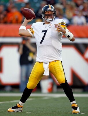 CINCINNATI - SEPTEMBER 27:  Ben Roethlisberger #7 of the Pittsburgh Steelers throws a pass during the NFL game against the Cincinnati Bengals at Paul Brown Stadium on September 27, 2009 in Cincinnati, Ohio.  (Photo by Andy Lyons/Getty Images)