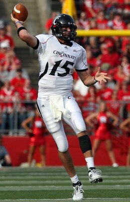 PISCATAWAY, NJ - SEPTEMBER 07:  Tony Pike #15 of the Cincinnati Bearcats throws a pass against the Rutgers Scarlet Knights at Rutgers Stadium on September 7, 2009 in Piscataway, New Jersey.   by Jim McIsaac/Getty Images)  (Photo by Jim McIsaac/Getty Image