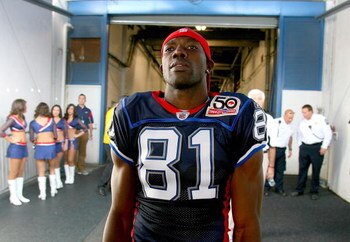 ORCHARD PARK, NY - SEPTEMBER 20:  Terrell Owens #81 of the Buffalo Bills gets ready to take the field against the Tampa Bay Buccaneers at Ralph Wilson Stadium on September 20, 2009 in Orchard Park, New York. Buffalo 33-20. (Photo by Rick Stewart/Getty Ima