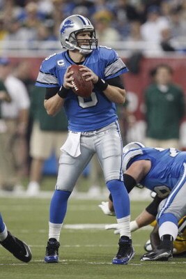 DETROIT - NOVEMBER 22:  Jon Kitna #8 of the Detroit Lions looks for a receiver against the Green Bay Packers on November 22, 2007 at Ford Field in Detroit, Michigan. (Photo by Gregory Shamus/Getty Images)  