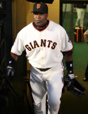 SAN FRANCISCO - SEPTEMBER 26:  Barry Bonds #25 of the San Francisco Giants heads to the dugout before his game against the San Diego Padres during a Major League Baseball game on September 26, 2007 at AT&T Park in San Francisco, California.  (Photo by Jed