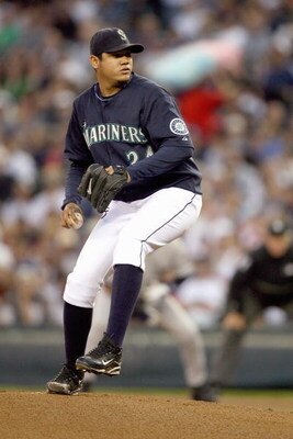 SEATTLE - SEPTEMBER 18:  Felix Hernandez #34 of the Seattle Mariners pitches during the game against the New York Yankees on September 18, 2009 at Safeco Field in Seattle, Washington. (Photo by Otto Greule Jr/Getty Images) 
