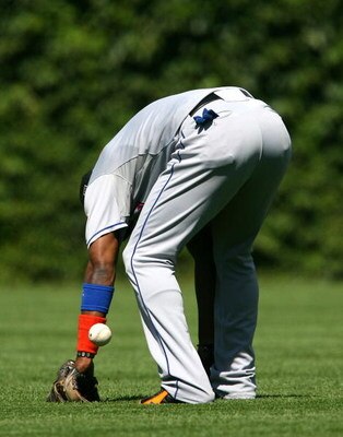 CHICAGO - AUGUST 30: Luis Castillo #1 of the New York Mets tries to pick up a dropped ball against the Chicago Cubs on August 30, 2009 at Wrigley Field in Chicago, Illinois. The Mets defeated the Cubs 4-1.  (Photo by Jonathan Daniel/Getty Images)