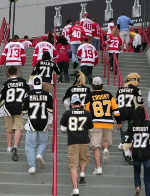 DETROIT - JUNE 06:  Pittsburg fans and Detroit fans enter Joe Louis Arena before the Pittsburgh Penguins face the Detroit Red Wings in Game Five of the 2009 NHL Stanley Cup Finals on June 6, 2009 in Detroit, Michigan.  (Photo by Claus Andersen/Getty Image