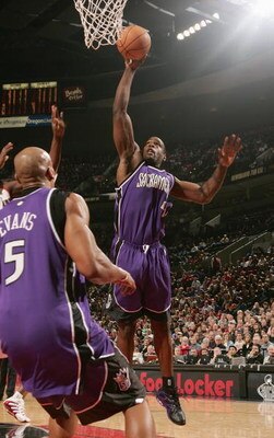 PORTLAND, OR - FEBRUARY 5:  Chris Webber #4 of the Sacramento Kings shoots against the Portland Trail Blazers during the game on February 5, 2005 at the Rose Garden in Portland, Oregon. The Blazers won 114-108. NOTE TO USER: User expressly acknowledges an