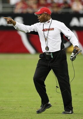 GLENDALE, AZ - SEPTEMBER 13:  Head coach  Mike Singletary of the San Francisco 49ers calls to players during the NFL game against the Arizona Cardinals at the Universtity of Phoenix Stadium on September 13, 2009 in Glendale, Arizona.  The 49ers defeated t