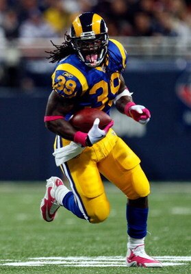 ST. LOUIS - OCTOBER 11:  Running back Steven Jackson #39 of the St. Louis Rams runs the ball against the Minnesota Vikings at Edward Jones Dome on October 11, 2009 in St. Louis, Missouri.  (Photo by Ronald Martinez/Getty Images)