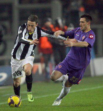 TURIN, ITALY -  JANUARY 24:  Claudio Marchisio of Juventus and Manuel Pasqual of Fiorentina in action during the Serie A match between Juventus and Fiorentina at the Olimpico Stadio on January 24, 2009 in Turin, Italy. (Photo by New Press/Getty Images)