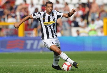TURIN, ITALY - SEPTEMBER 27:  Felipe Melo of Juventus FC in action during the Serie A match between Juventus FC and Bologna FC at Olimpico Stadium on September 27, 2009 in Turin, Italy.  (Photo by Valerio Pennicino/Getty Images)