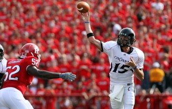 PISCATAWAY, NJ - SEPTEMBER 07:  Tony Pike #15 of the Cincinnati Bearcats throws a pass against the Rutgers Scarlet Knights at Rutgers Stadium on September 7, 2009 in Piscataway, New Jersey.   by Jim McIsaac/Getty Images)  (Photo by Jim McIsaac/Getty Image