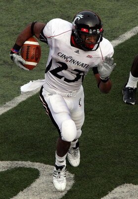 PISCATAWAY, NJ - SEPTEMBER 07:  Isaiah Pead #23 of the Cincinnati Bearcats runs the ball against the Rutgers Scarlet Knights enroute to a touchdown at Rutgers Stadium on September 7, 2009 in Piscataway, New Jersey.   by Jim McIsaac/Getty Images)  (Photo b