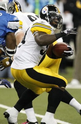 DETROIT - OCTOBER 11:  Rashard Mendenhall #34 of the Pittsburgh Steelers runs the ball against the Detroit Lions during their NFL game on October 11, 2009 at Ford Field in Detroit, Michigan. (Photo by Gregory Shamus/Getty Images)