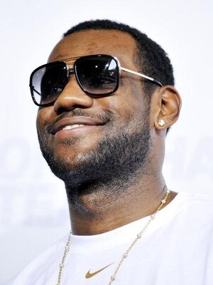 LOS ANGELES, CA - SEPTEMBER 26:  NBA's Cleveland Cavaliers player LeBron James arrives at the screening of Lionsgate's 'More Than a Game' at the Grove Theaters on September 26, 2009 in Los Angeles, California.  (Photo by Kevin Winter/Getty Images)