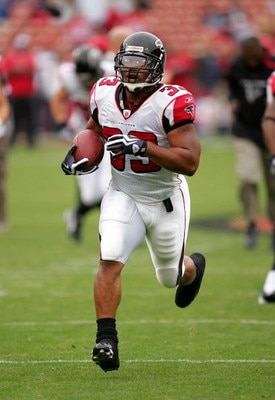 SAN FRANCISCO - OCTOBER 11:  Michael Turner #33 of the Atlanta Falcons warms up before their game against the San Francisco 49ers at Candlestick Park on October 11, 2009 in San Francisco, California.  (Photo by Ezra Shaw/Getty Images)