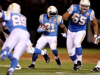 OAKLAND, CA - SEPTEMBER 14:  LaDainian Tomlinson #21 of the San Diego Chargers runs with the ball during their game against the Oakland Raiders on September 14, 2009 at the Oakland-Alameda County Coliseum in Oakland, California.  (Photo by Ezra Shaw/Getty