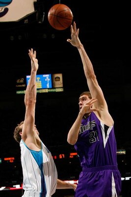 NEW ORLEANS - DECEMBER 20:  Spencer Hawes #31 of the Sacramento Kings makes a shot over Sean Marks #4 of the New Orleans Hornets on December 20, 2008 in New Orleans, Louisiana.   The Hornets defeated the Kings 99-90.   NOTE TO USER: User expressly acknowl