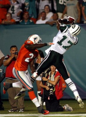 MIAMI - OCTOBER 12:  Receiver Braylon Edwards #17 of the New York Jets catches a pass against the Miami Dolphins at Land Shark Stadium on October 12, 2009 in Miami, Florida.  (Photo by Marc Serota/Getty Images)