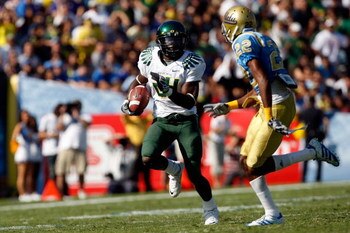 PASADENA, CA. - OCTOBER 10:  Kenjon Barner #24 of the Oregon Ducks runs a touchdown against Sheldon Price #22 of the UCLA Bruins on October 10, 2009 at the Rosebowl in Pasadena, California. the Ducks defeated the Bruins 24-10  (Photo by Jacob De golish/Ge