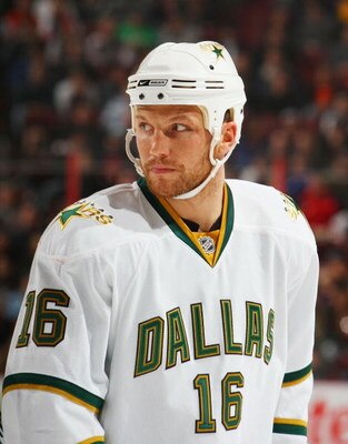 PHILADELPHIA - NOVEMBER 24:  Sean Avery #16 of the Dallas Stars skates against the Phildelphia Flyers on November 24, 2008 at the Wachovia Center in Philadelphia, Pennsylvania.  (Photo by Bruce Bennett/Getty Images)