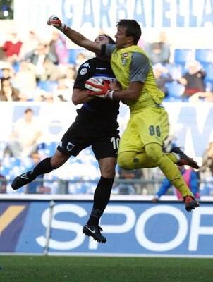 ROME - OCTOBER 18:  Fernando Muslera (R) the goalkeeper of SS Lazio clashes with and injures Giampaolo Pazzini of UC Sampdoria during the Serie A match between SS Lazio and UC Sampdoria at Stadio Olimpico on October 18, 2009 in Rome, Italy.  (Photo by Pao
