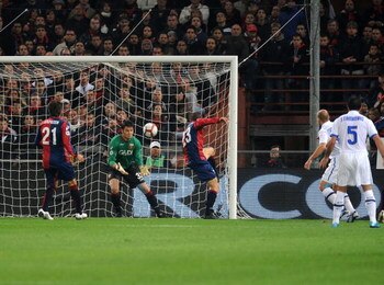 GENOA, ITALY - OCTOBER Esteban Cambiasso of FC Inter Milan scores his team first goal during the Serie A match between Genoa CFC and FC Inter Milan at Stadio Luigi Ferraris on October 17, 2009 in Genoa, Italy.  (Photo by Massimo Cebrelli/Getty Images)