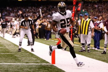 NEW ORLEANS - OCTOBER 18:  Reggie Bush #25 of the New Orleans Saints scores a touchdown against the New York Giants at the Louisiana Superdome on October 18, 2009 in New Orleans, Louisiana.  (Photo by Chris Graythen/Getty Images)