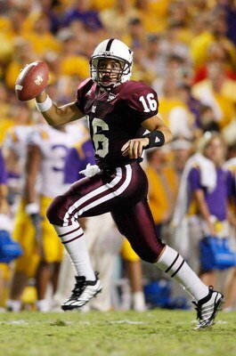 BATON ROUGE, LA - SEPTEMBER 27:  Quarterback Tyson Lee #16 of the Mississippi State Bulldogs looks to complete a pass against the Louisiana State University Tigers on September 27, 2008 at Tiger Stadium in Baton Rouge, Louisiana.  (Photo by Chris Graythen