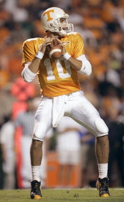 KNOXVILLE, TN - SEPTEMBER 16:  Quarterback Erik Ainge #10 of the University of Tennessee Volunteers passes the ball against the University of Florida Gators during the game on September 16, 2006 at Neyland Stadium in Knoxville, Tennessee.  The Gators won 