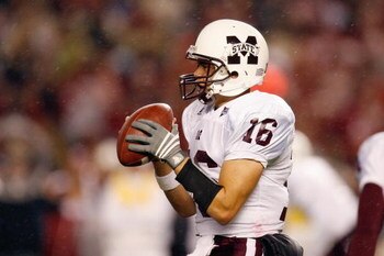 TUSCALOOSA, AL - NOVEMBER 15:  Quarterback Tyson Lee #16 of the Mississippi State Bulldogs grips the ball during the game against the Alabama Crimson Tide at Bryant-Denny Stadium on November 15, 2008 in Tuscaloosa, Alabama.  (Photo by Kevin C. Cox/Getty I