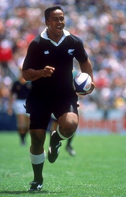 HONG KONG - MARCH 25-26:  Jonah Lomu of New Zealand in action during the 1995 Hong Kong Rugby Sevens March 25-26, 1995 held in Hong Kong. (Photo by Dave Rogers/Getty Images) 
