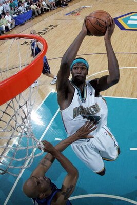 NEW ORLEANS - APRIL 29:  Julian Wright #32 of the New Orleans Hornets makes a shot over Jerry Stackhouse #42 of Dallas Mavericks in Game Five of the Western Conference Quarterfinals during the 2008 NBA Playoffs at The New Orleans Arena April 29, 2008 in N