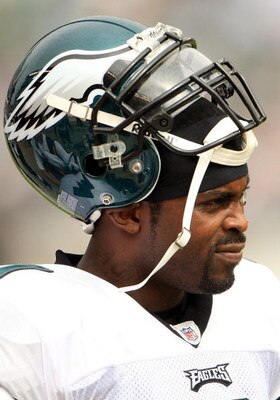 PHILADELPHIA - SEPTEMBER 27:  Quarterback Michael Vick #7 of the Philadelphia Eagles warms up before taking on the Kansas City Chiefs during their game on September 27, 2009 at Lincoln Financial Field in Philadelphia, Pennsylvania.  (Photo by Travis Lindq