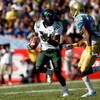 PASADENA, CA. - OCTOBER 10:  Kenjon Barner #24 of the Oregon Ducks runs a touchdown against Sheldon Price #22 of the UCLA Bruins on October 10, 2009 at the Rosebowl in Pasadena, California. the Ducks defeated the Bruins 24-10  (Photo by Jacob De golish/Ge