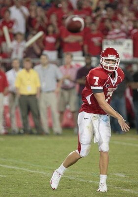 HOUSTON - SEPTEMBER 26:  Quarterback Case Keenum #7 of the Houston Cougars passes against the Texas Tech Red Raiders at Robertson Stadium on September 26, 2009 in Houston, Texas.  (Photo by Thomas B. Shea/Getty Images)