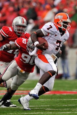 COLUMBUS, OH - SEPTEMBER 26:  Juice Williams #7 of the Illinois Fighting Illini runs with the ball against the Ohio State Buckeyes at Ohio Stadium on September 26, 2009 in Columbus, Ohio.  (Photo by Jamie Sabau/Getty Images)