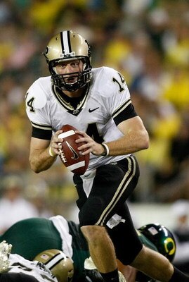 EUGENE, OR - SEPTEMBER 12:  Quarterback Joey Elliott #14 of the Purdue Boilermakers runs the ball against the Oregon Ducks at Autzen Stadium on September 12, 2009 in Eugene, Oregon.  (Photo by Jonathan Ferrey/Getty Images)