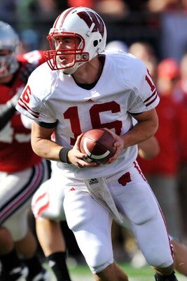 COLUMBUS, OH - OCTOBER 10:  Quarterback Scott Tolzien #16 of the Wisconsin Badgers hands off the ball against the Ohio State Buckeyes at Ohio Stadium on October 10, 2009 in Columbus, Ohio.  (Photo by Jamie Sabau/Getty Images)