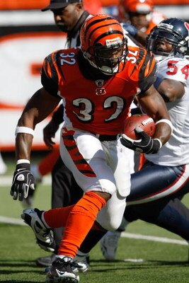 CINCINNATI, OH - OCTOBER 18: Running back Cedric Benson #32 of the Cincinnati Bengals runs with the football for a touchdown in the 2nd quarter against the Houston Texans at Paul Brown Stadium on October 18, 2009 in Cincinnati, Ohio. (Photo by Scott Boehm