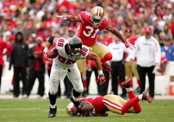 SAN FRANCISCO - OCTOBER 11:  Tony Gonzalez #88 of the Atlanta Falcons tries to get away from San Francisco 49esr defenders at Candlestick Park on October 11, 2009 in San Francisco, California.  (Photo by Ezra Shaw/Getty Images)