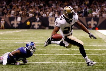 NEW ORLEANS - OCTOBER 18:  Reggie Bush #25 of the New Orleans Saints scores a touchdown over Kevin Dockery #35 of the New York Giants at the Louisiana Superdome on October 18, 2009 in New Orleans, Louisiana.  (Photo by Chris Graythen/Getty Images)