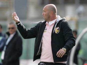 LIVORNO, ITALY - OCTOBER 18:  Head coach Walter Zenga of Palermo gestures during the Serie A match played between AS Livorno Calcio and US Citta' di Palermo at Stadio Armando Picchi on October 18, 2009 in Livorno, Italy.  (Photo by Gabriele Maltinti/Getty