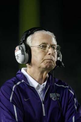 PASADENA, CA - SEPTEMBER 19:  Kansas State Wildcats head coach Bill Snyder looks on against the UCLA Bruins at the Rose Bowl on September 19, 2009 in Pasadena, California. UCLA defeated Kansas State 23-9.  (Photo by Jeff Gross/Getty Images)