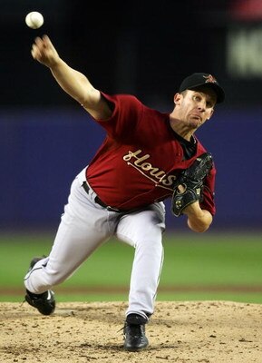 NEW YORK - AUGUST 22:  Roy Oswalt #44 of the Houston Astros pitches against the New York Mets on August 22, 2008 at Shea Stadium in the Flushing neighborhood of the Queens borough of New York City.  (Photo by Jim McIsaac/Getty Images)