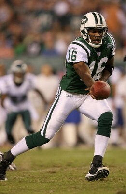 PHILADELPHIA - AUGUST 30:  Quarterback Brad Smith #16 of the New York Jets hands the ball off during a preseason game against the Philadelphia Eagles  at Lincoln Financial Field August 30, 2007 in Philadelphia, Pennsylvania.  (Photo by Mike Ehrmann/Getty 